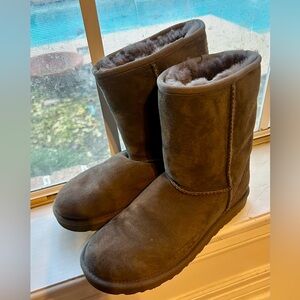 Excellent condition classic short sz 8 grey Uggs